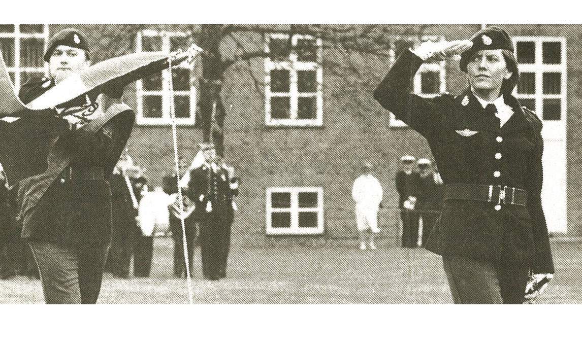 Dorte som den første danske faneløjtnant, Sjællandske Trænregiment, 1985.