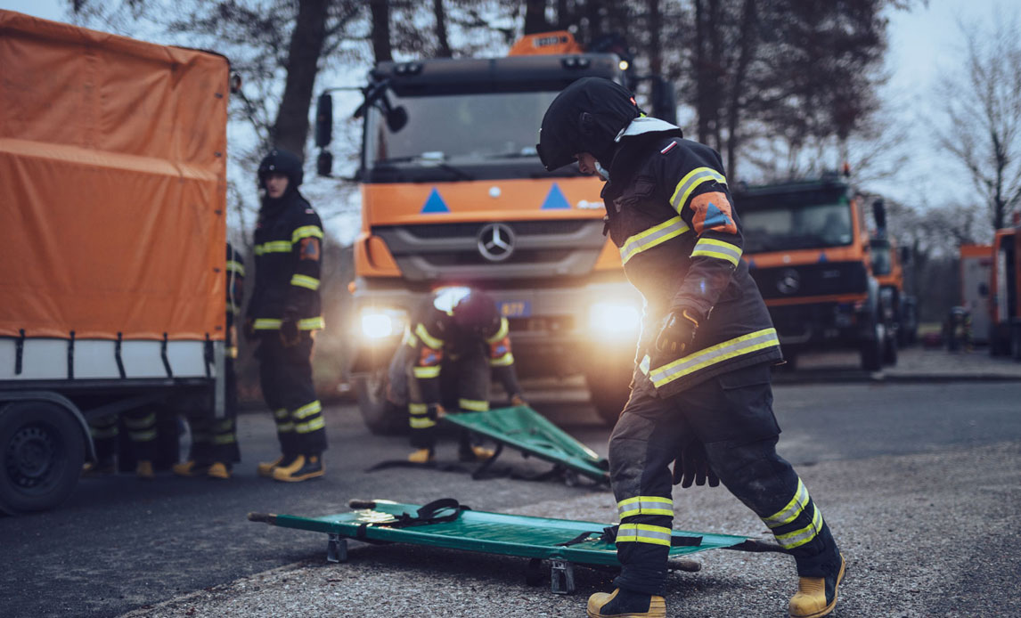 Tre medarbejdere fra Beredskabsstyrelsen i arbejde.