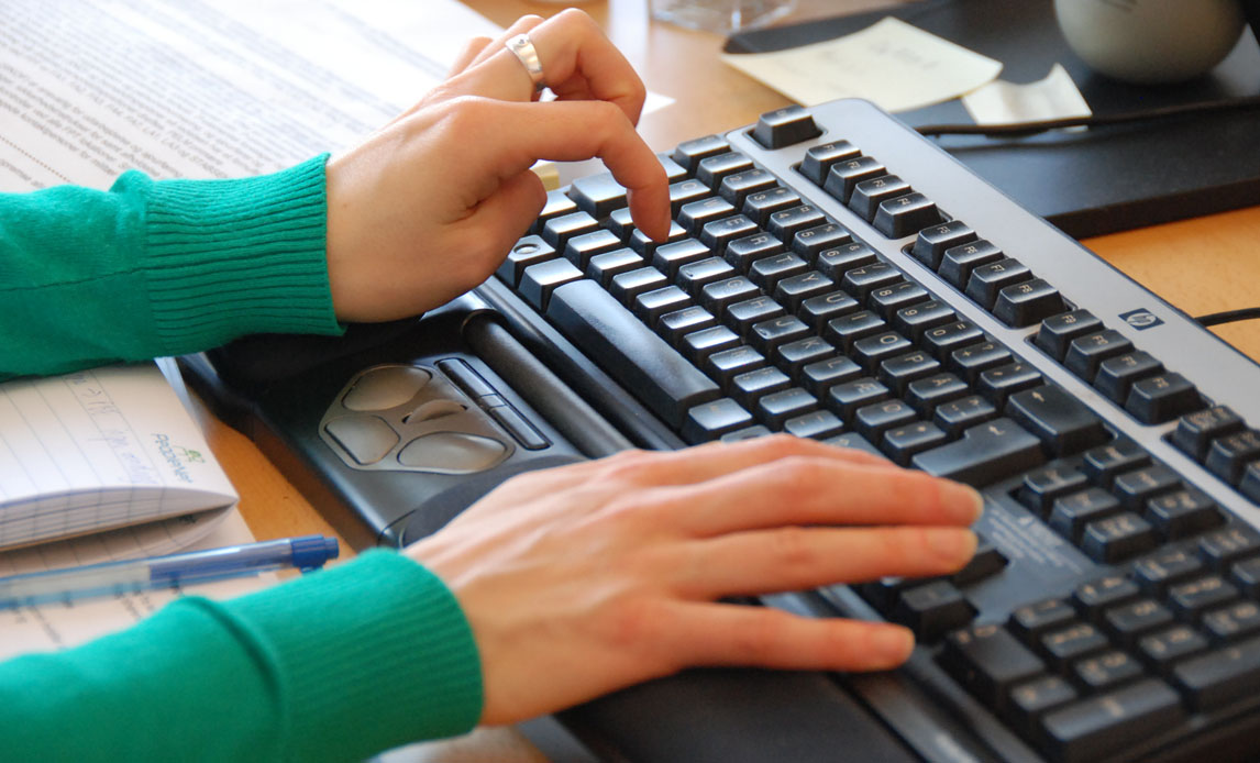medarbejder taster på et tastatur