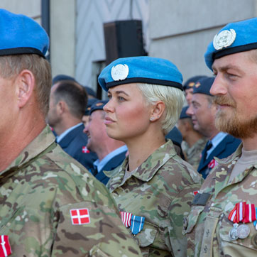 Udsendte for FN ved Den officielle flagdagsparade på den 5. september 2018 på Thorvaldsens Plads. I billedet ses tydeligst en kvindelig soldat og to mandlige soldater.
